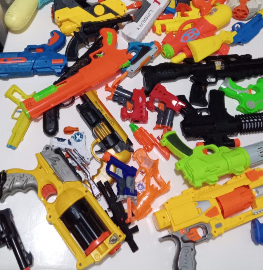 “Armas pra quê, eu quero é ler”: Campanha trocou 78 armas de brinquedo por livros