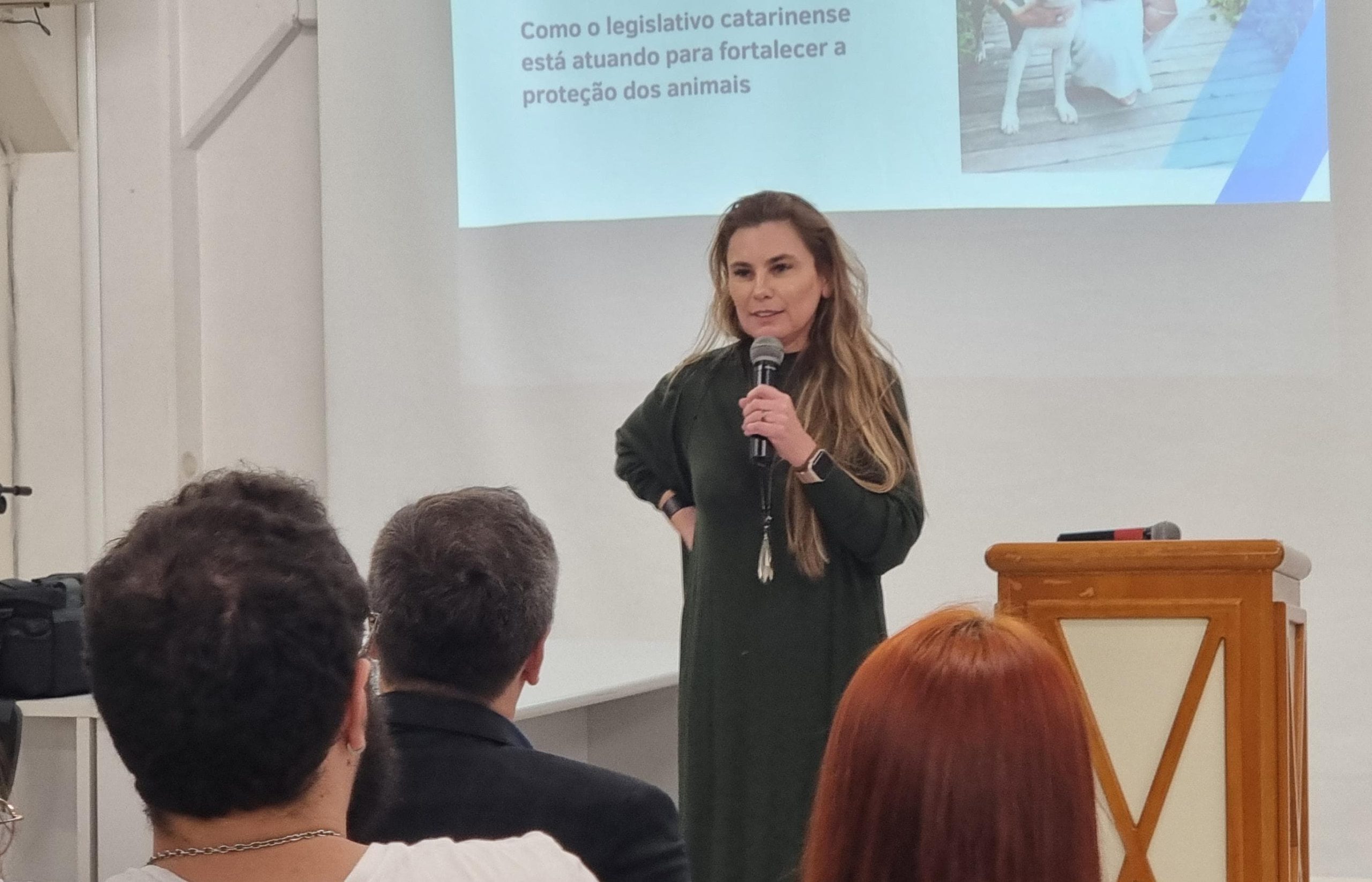 Avanços da legislação animal são destacados pela deputada Paulinha em evento jurídico pet friendly