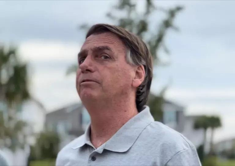 Investigação cita US$ 25 mil em dinheiro que seriam para Bolsonaro Investigação cita US$ 25 mil em dinheiro que seriam para Bolsonaro