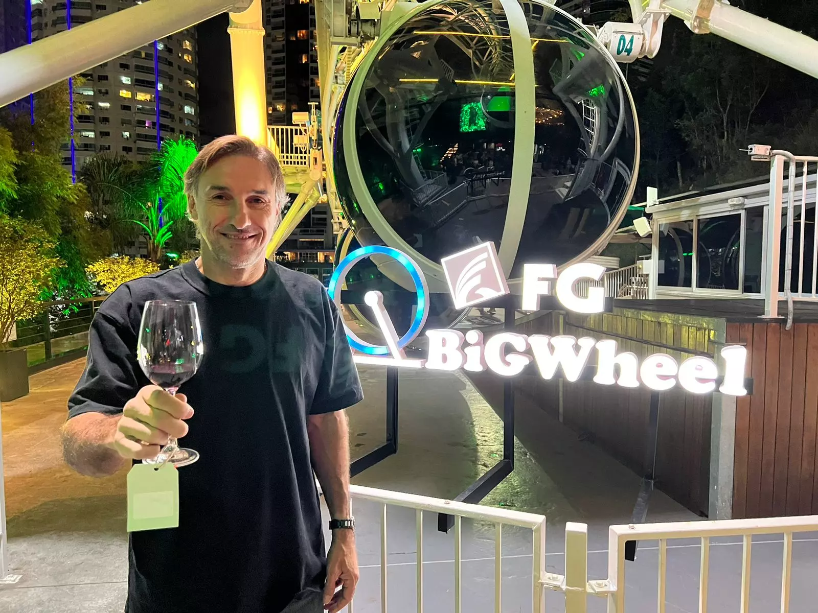 O craque do futebol argentino, Rolando Schiavi lançou seu vinho, no Brasil, na FG Big Wheel, em Balneário Camboriú