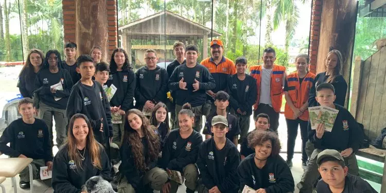 Alunos do Projeto Guardião participam de palestra da Defesa Civil