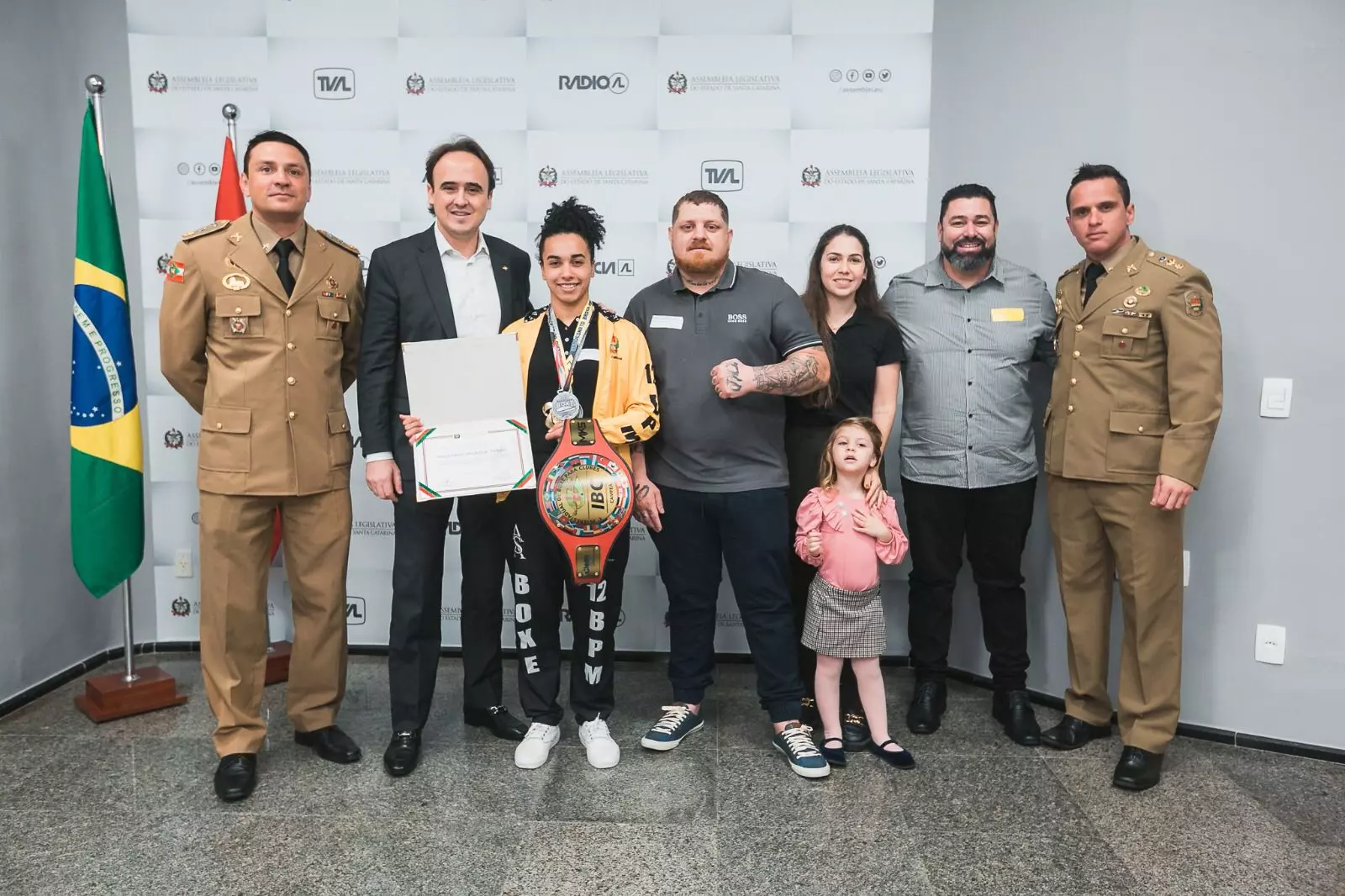 Carlos Humberto entrega moções de aplauso ao Instituto Anjos sem Asas e à atleta de Balneário Camboriú