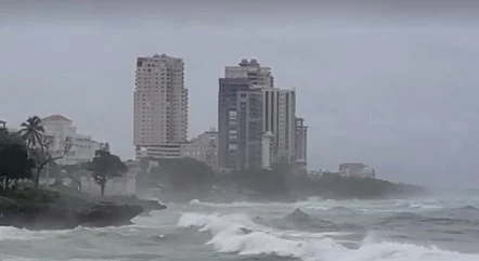 Tempestade tropical Franklin ganha força e se transforma em furacão