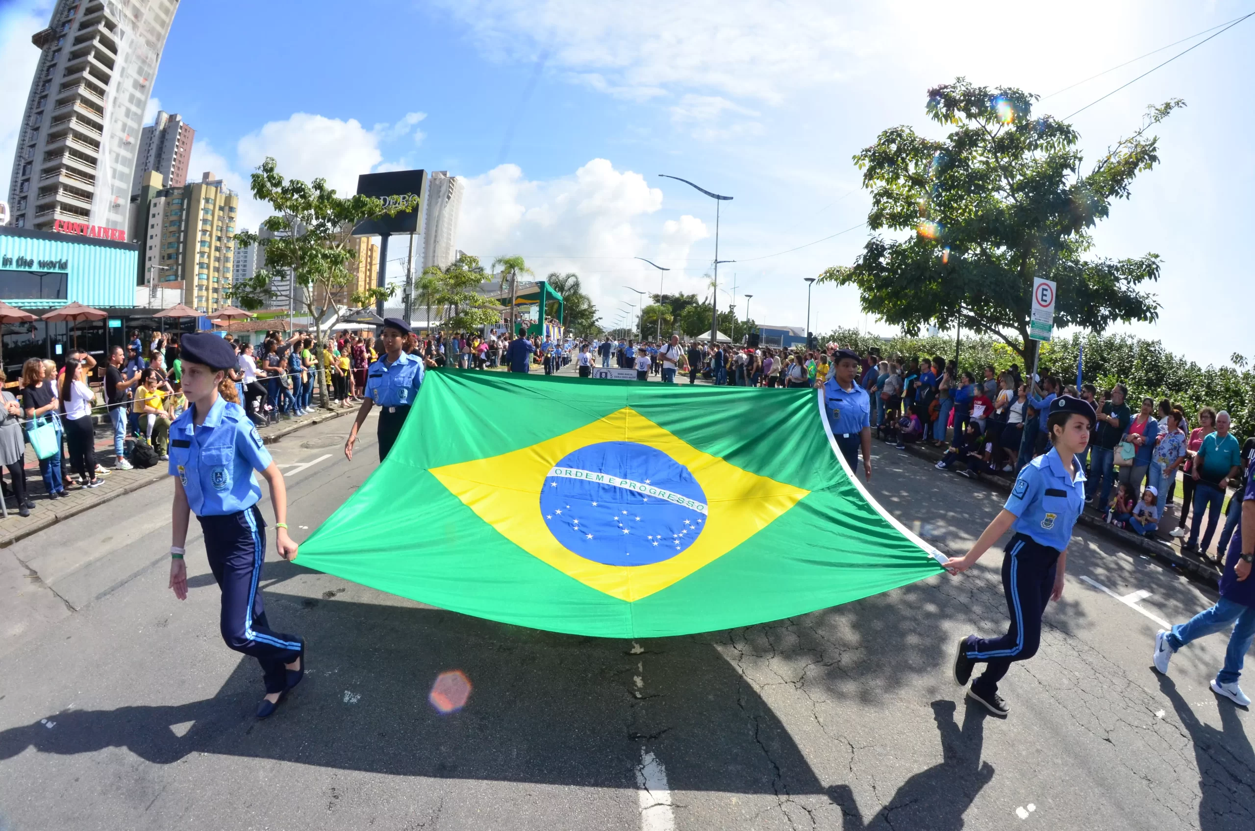 Desfile de Sete de Setembro reúne milhares de pessoas na Avenida Beira-Rio de Itajaí