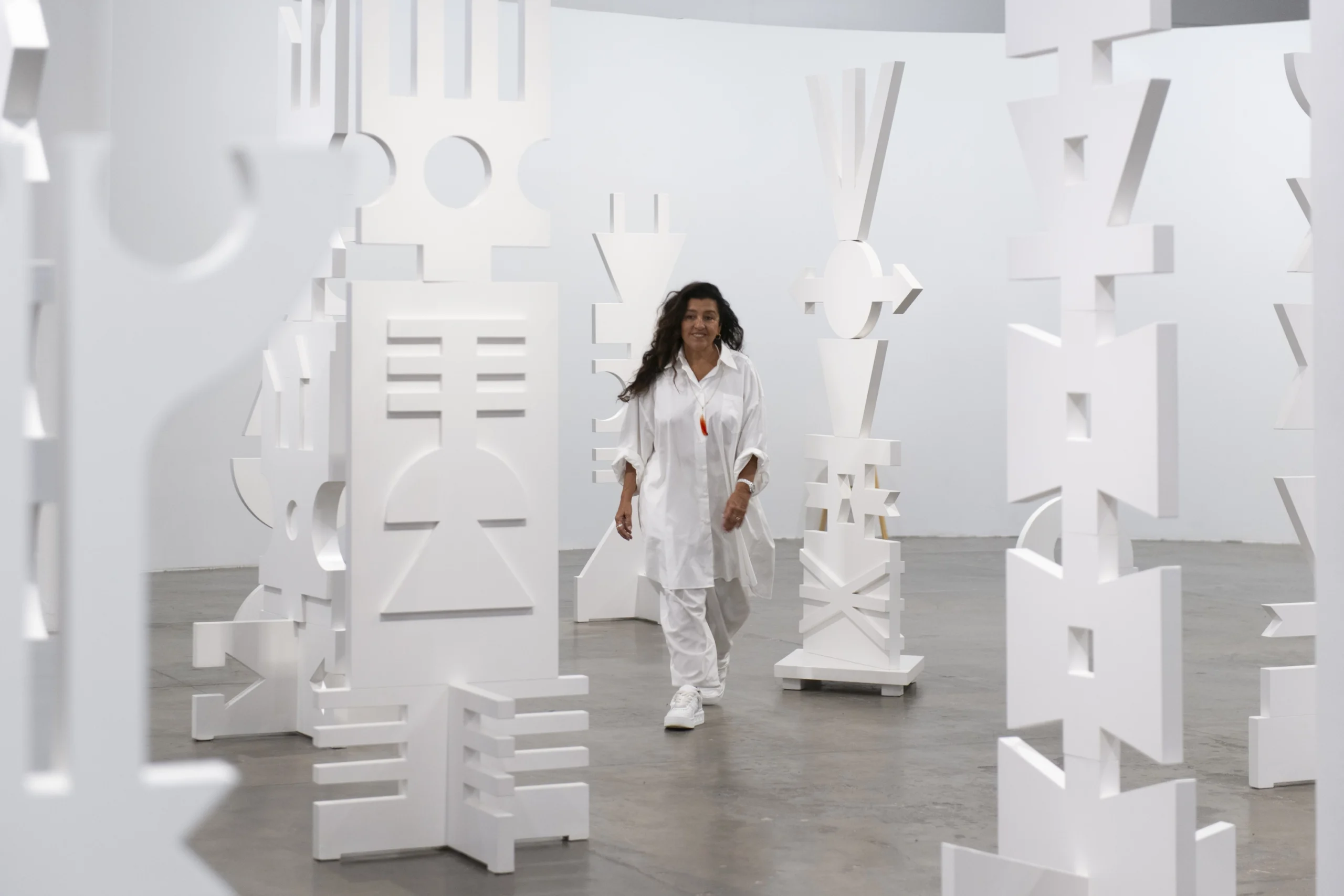 Regina Casé Visita a 35ª Bienal de São Paulo e Celebra a Arte Contemporânea