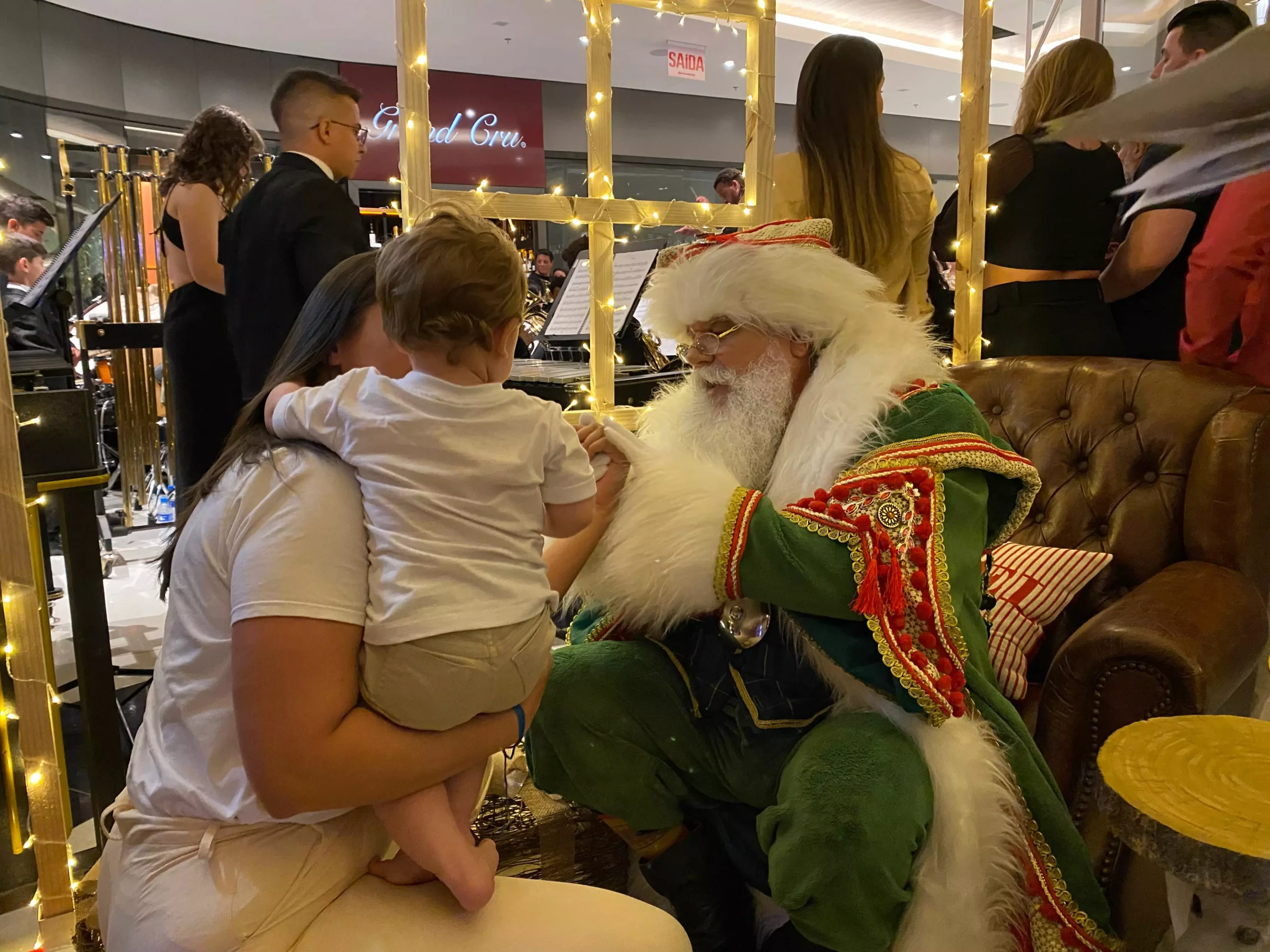 Chegada do Papai Noel na catarinense Praia Brava encanta famílias e crianças