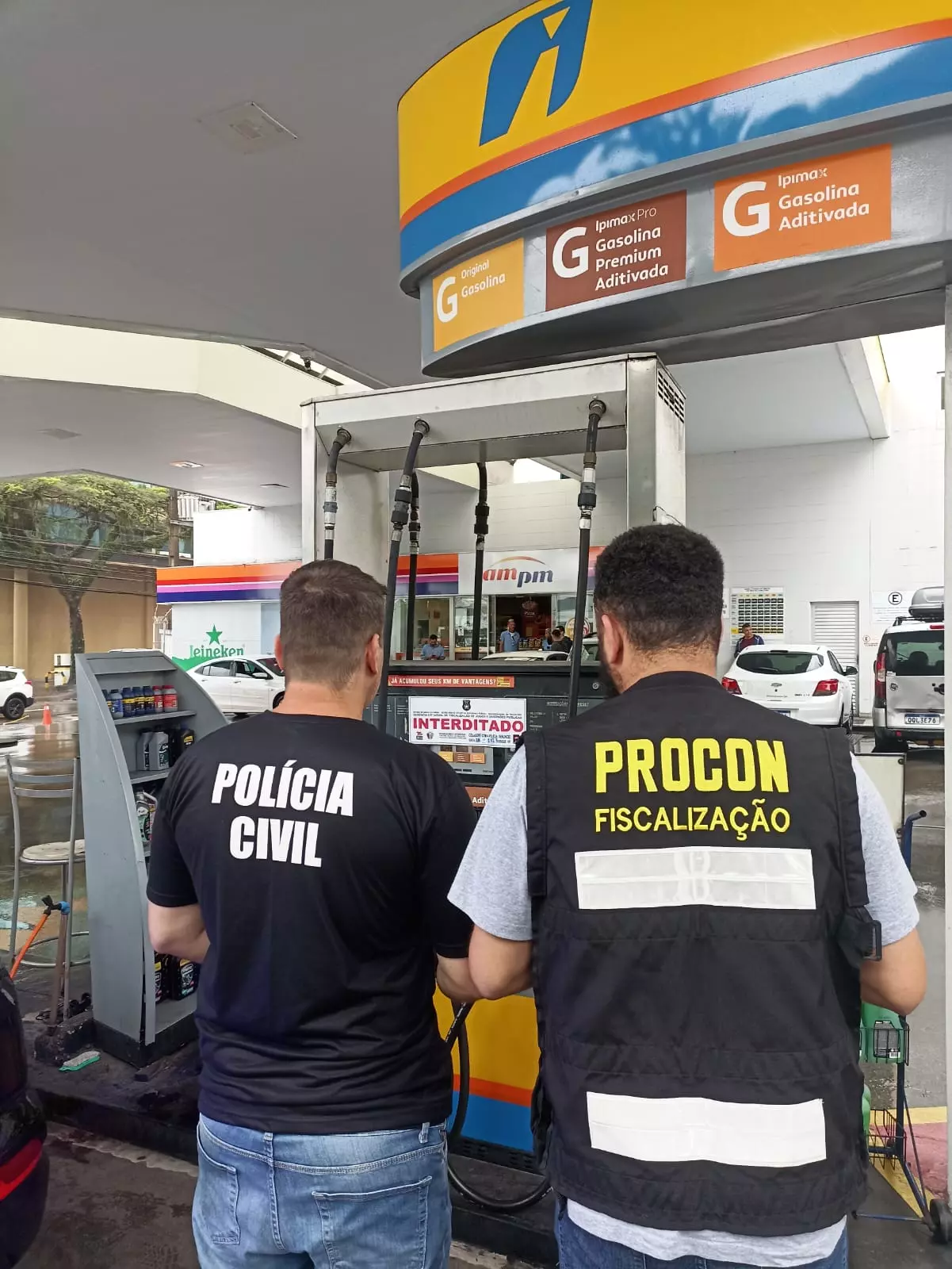 Procon de Florianópolis e Polícia Civil interditam posto de combustível na Capital