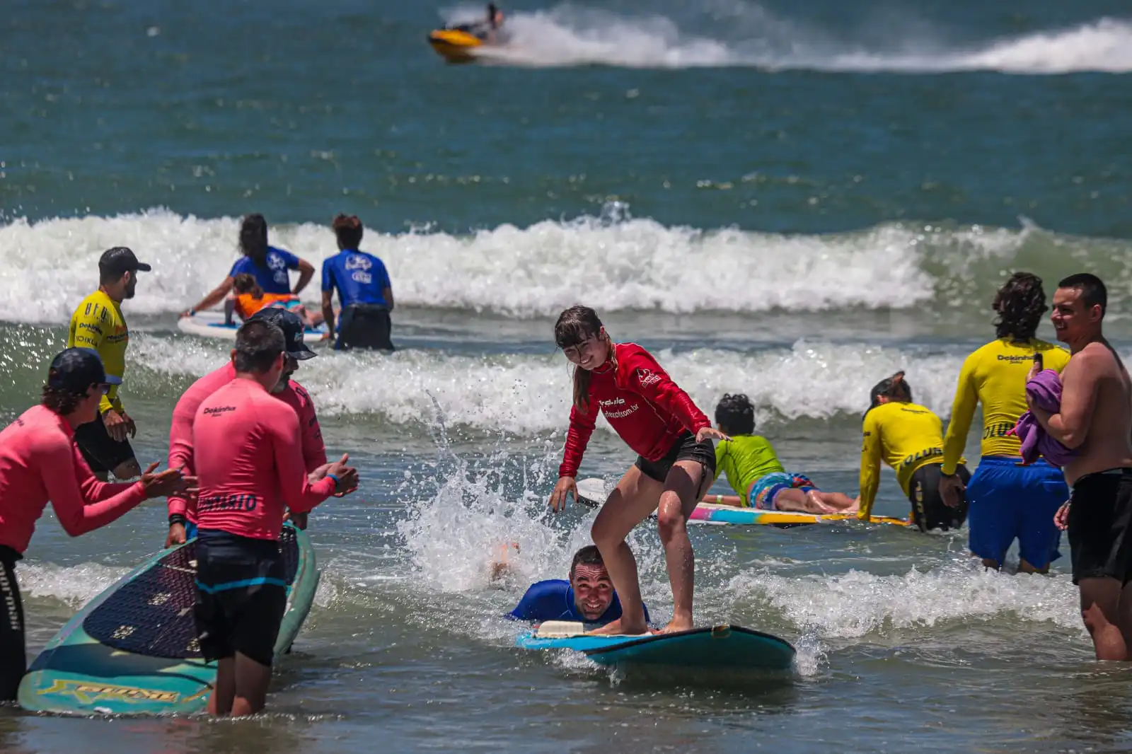 Festival Anasol de Surf para Autistas irá reunir 150 atletas na Praia Central em Balneário Camboriú