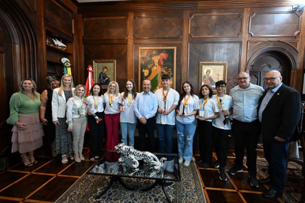 Governador recebe estudantes de SC que foram destaque na Olimpíada Brasileira de Astronomia e Astronáutica