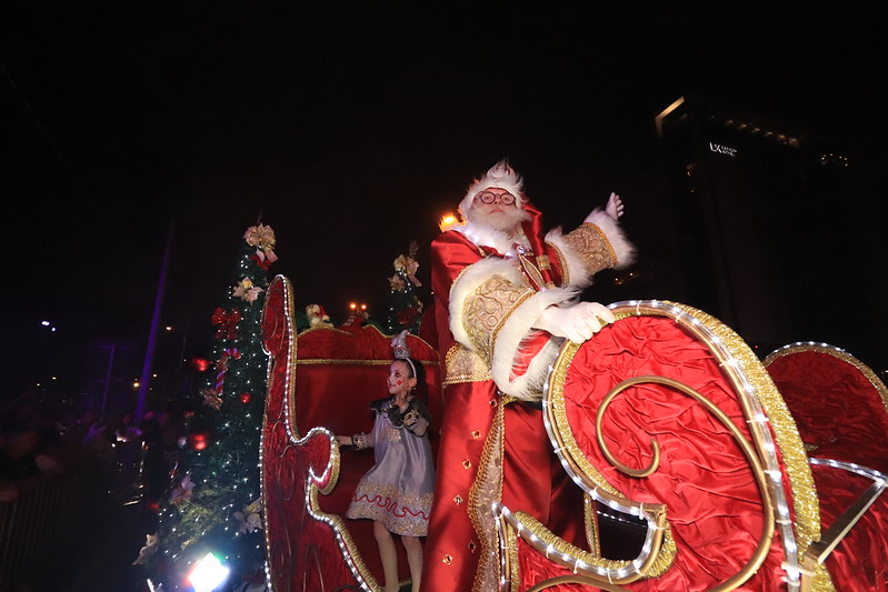 Mais de 50 mil pessoas prestigiam o maior desfile de Natal da História de Florianópolis