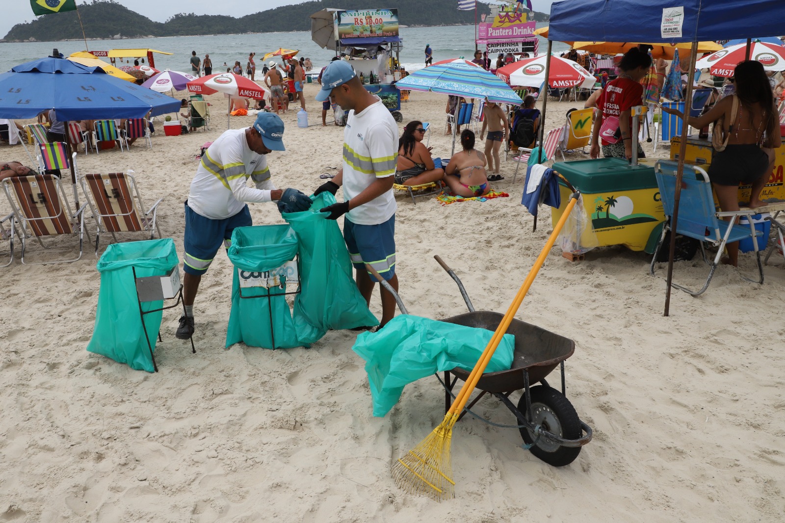 Praia Limpa: No verão de Floripa, limpeza torna-se diária em 40 km de praias