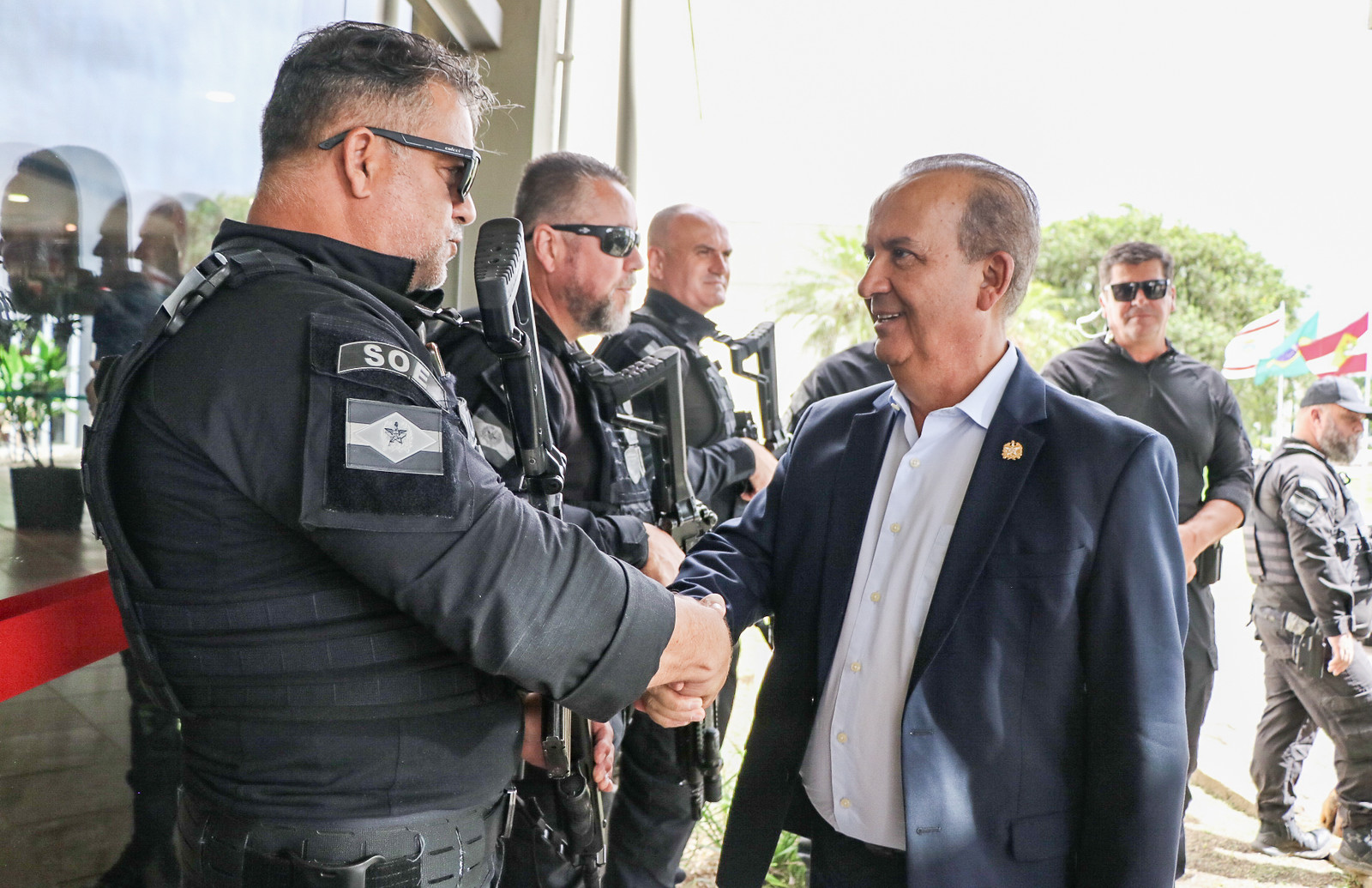 Governador entrega nova identidade funcional de policiais