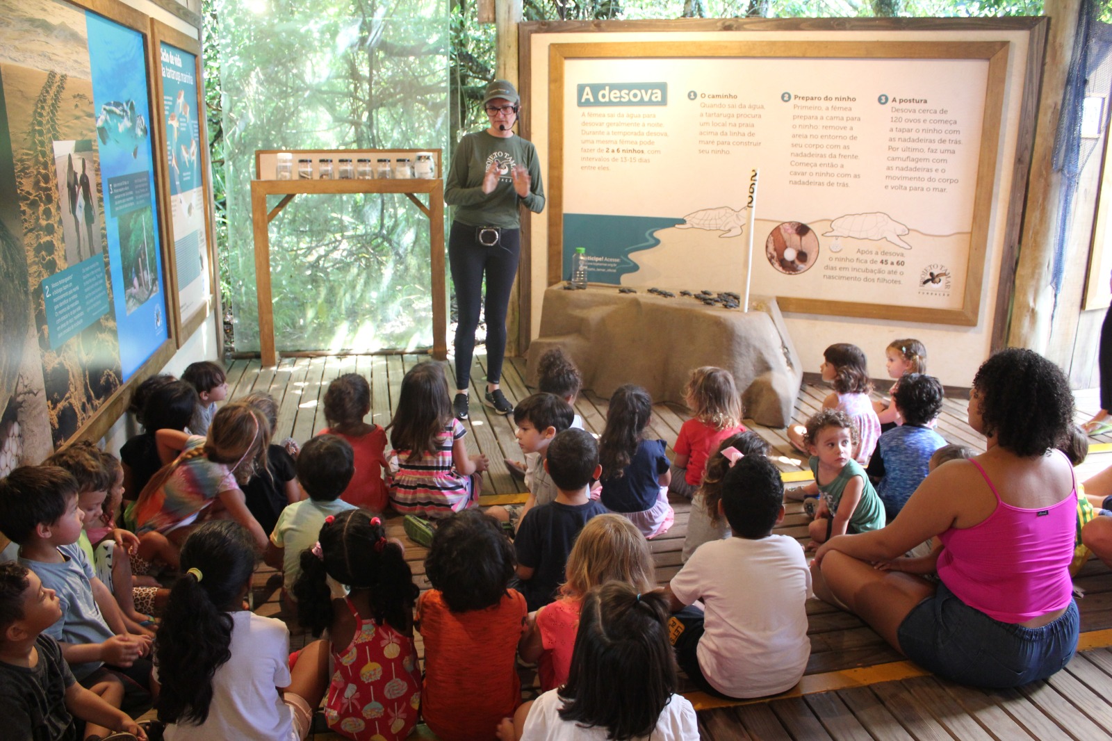 Núcleo de Educação Infantil da Barra da Lagoa visita Projeto Tamar durante Educar no Verão
