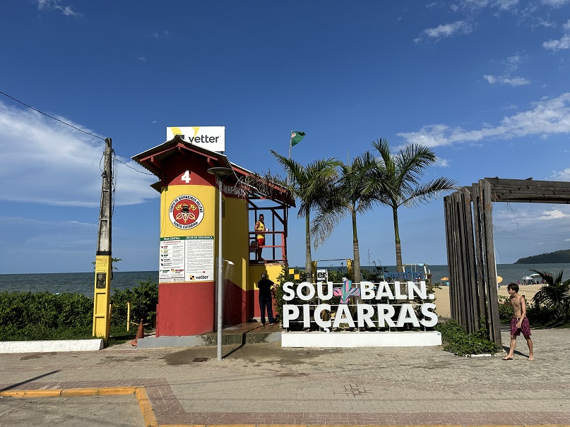 Orla de Balneário Piçarras tem instalação de redes para a prática esportiva e novo posto de guarda-vidas  