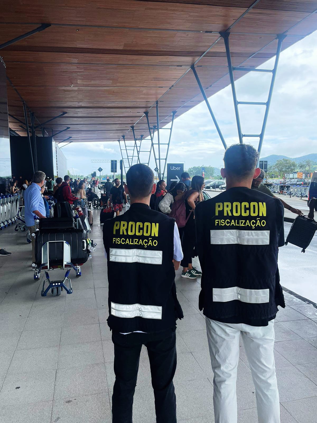 Procon Municipal de Florianópolis realiza operação de orientação ao turista em aeroporto da Capital