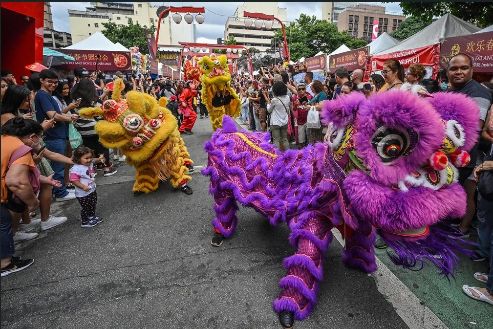 Ano Novo Chinês terá desfile de dragões e leões coloridos no bairro da Liberdade