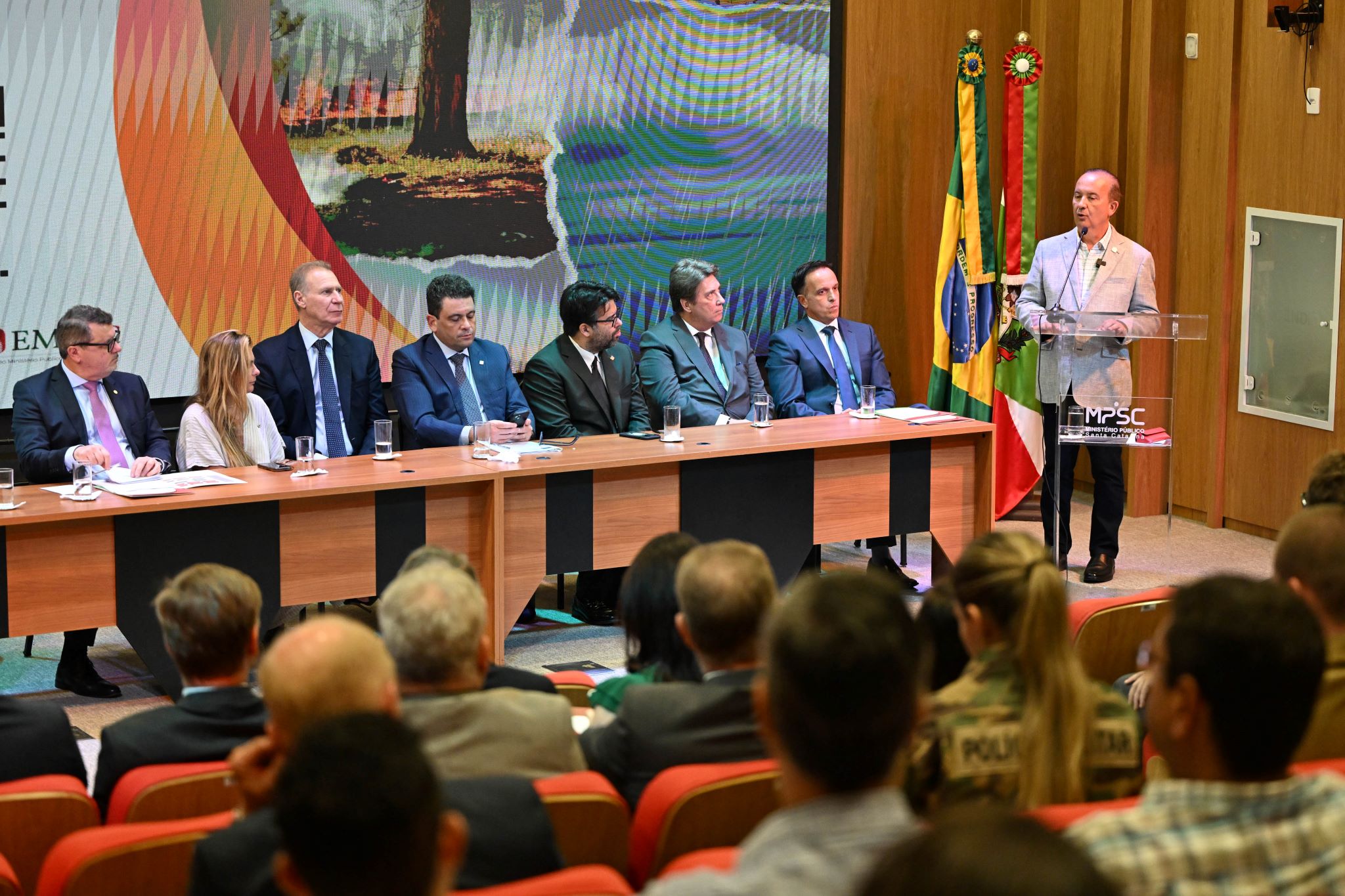 Governador destaca projetos futuros de proteção a desastres climáticos em evento do Ministério Público