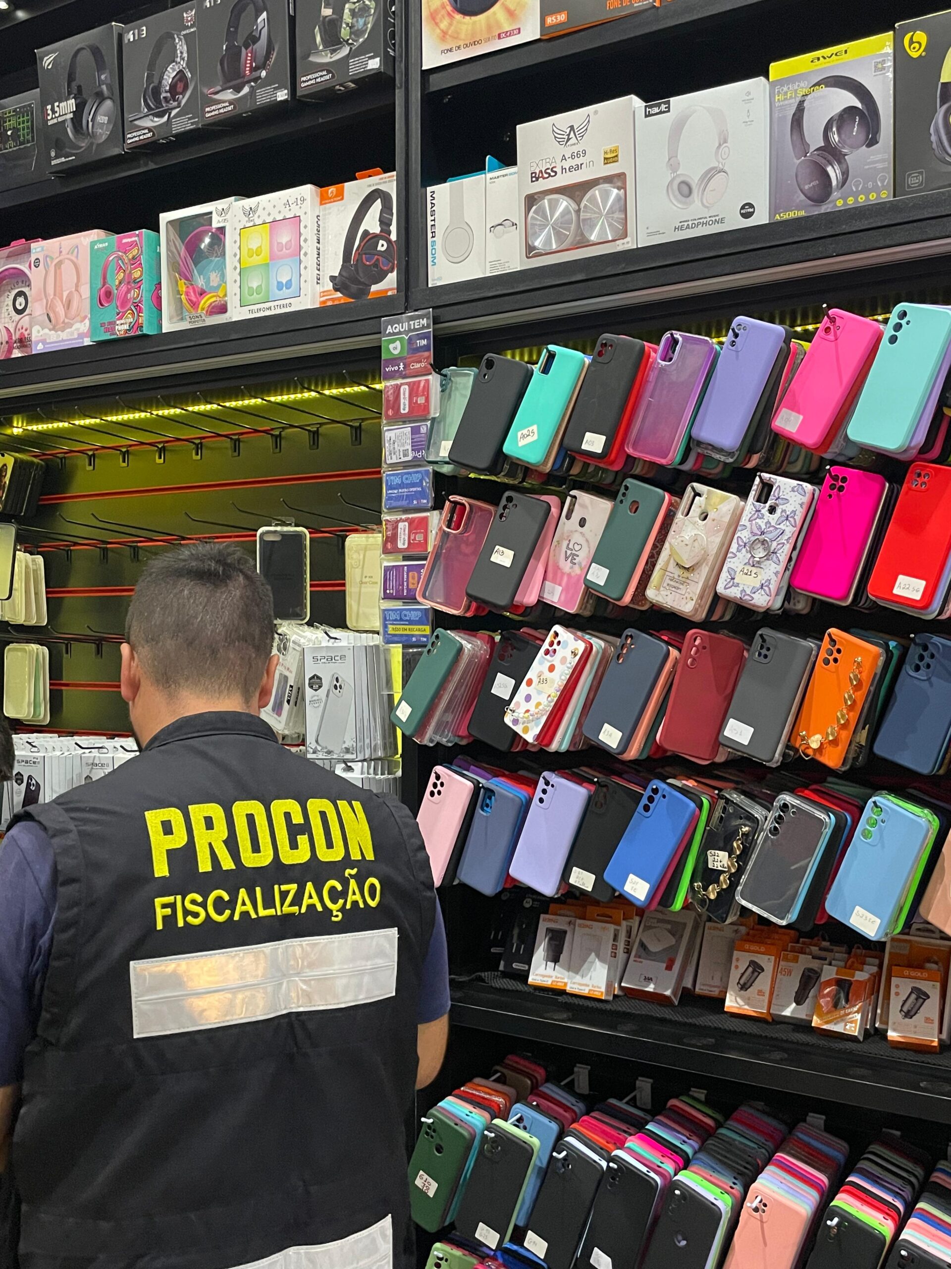 Operação Antipirataria: Procon de Florianópolis apreende produtos falsificados em comércios da Capital