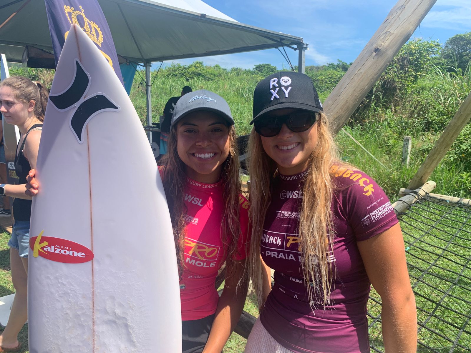 Layback Pro na Praia Mole: surfistas Lucas Silveira e Tainá Hinckel conquistam os títulos neste domingo