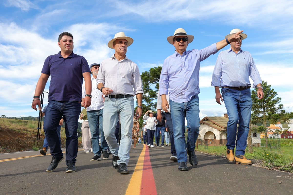Governador inaugura pavimentação asfáltica no Morro do Agudo e autoriza retomada de obras em estrada municipal de São Joaquim