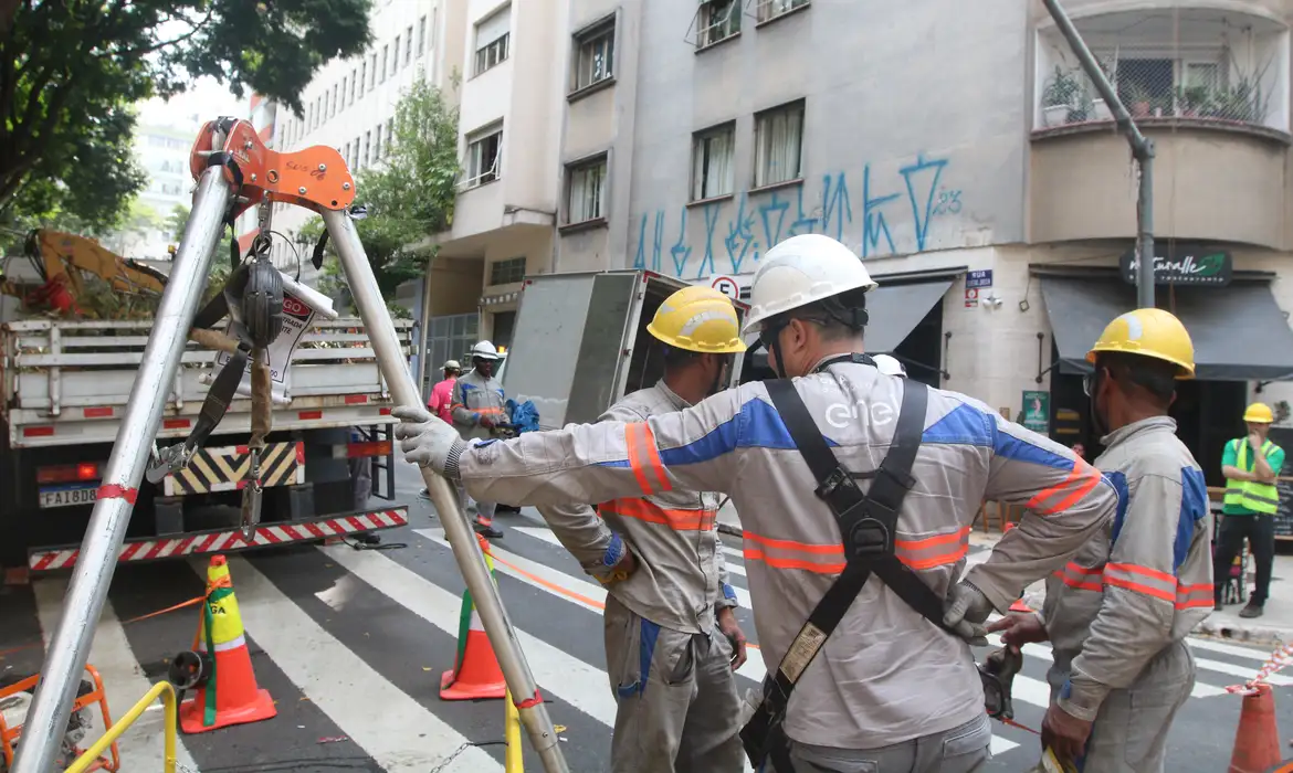 Enel é condenada a indenizar clientes por apagão de novembro em SP Enel é condenada a indenizar clientes por apagão de novembro em SP