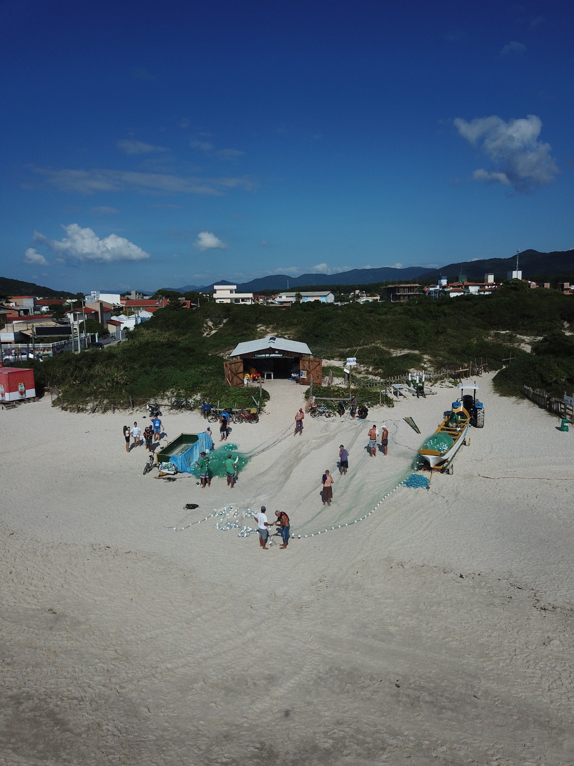 Prefeitura de Florianópolis disponibiliza banheiro químico e iluminação em ranchos de pesca durante Safra da Tainha