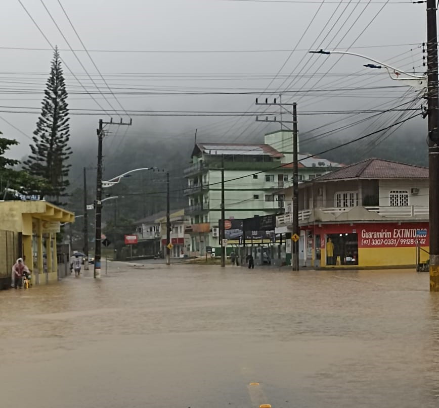 Chuvas em SC: Jaraguá do Sul supera 140 mm em 24 horas, ultrapassando a média esperada para o mês