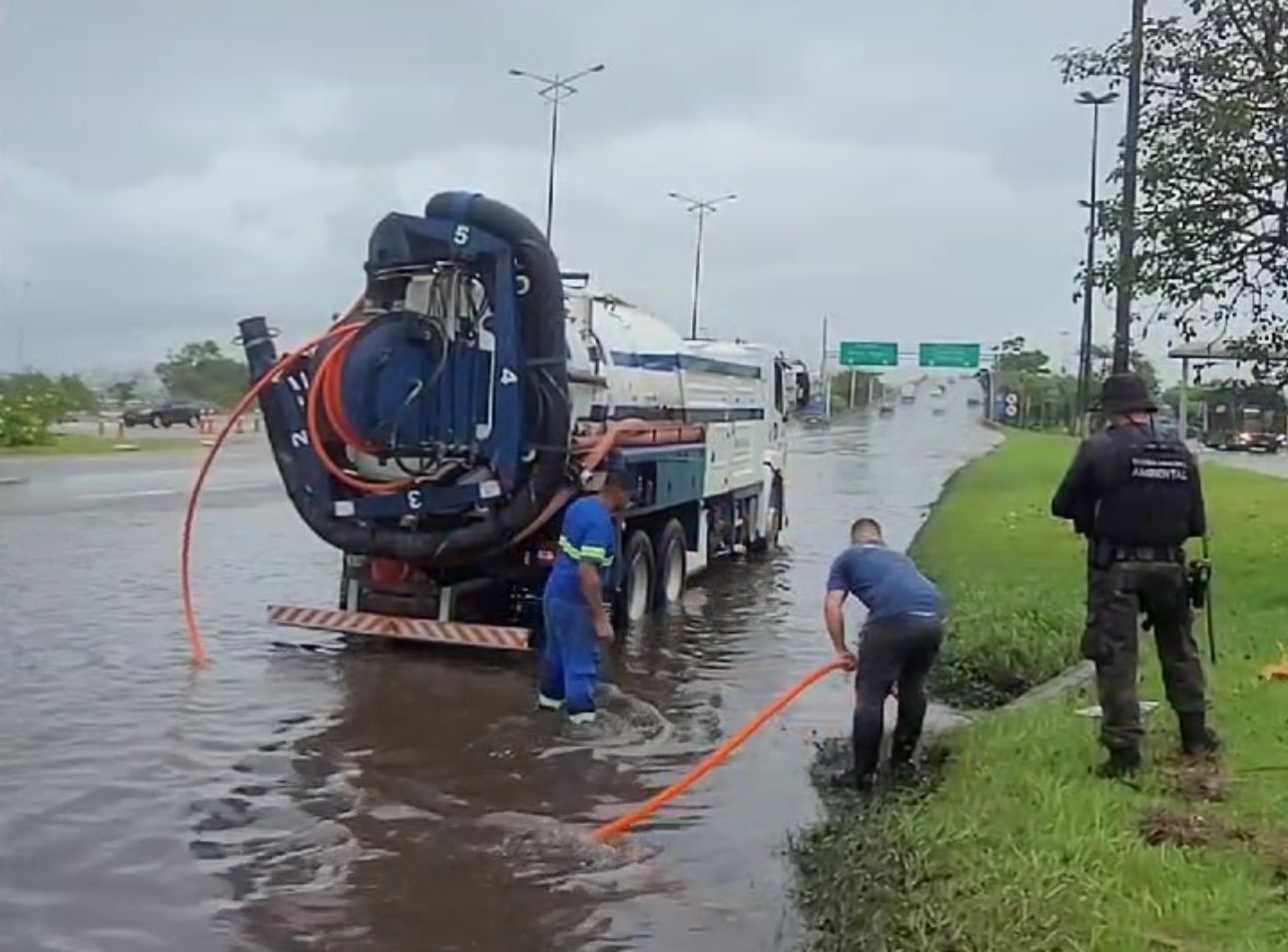 Chuva em SC: Caminhões de hidrojato atendem áreas alagadas da capital