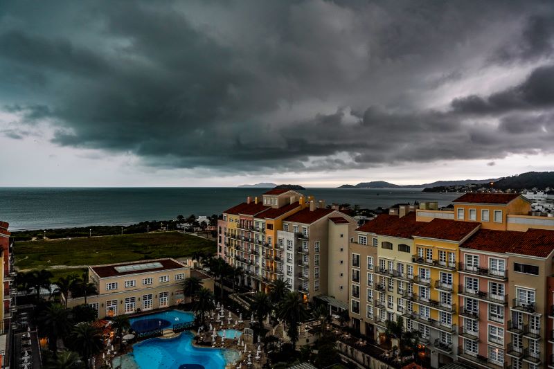 Frente fria chega a SC, provoca queda nas temperaturas e há condições para temporais e chuva intensa