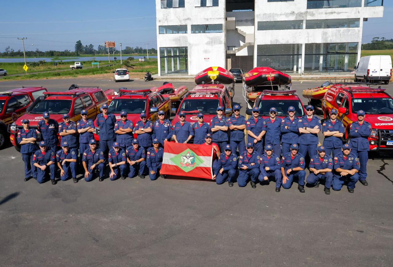 Bombeiro Militar catarinense reforça equipes no RS com cães e profissionais especializados em resgates em áreas de deslizamento