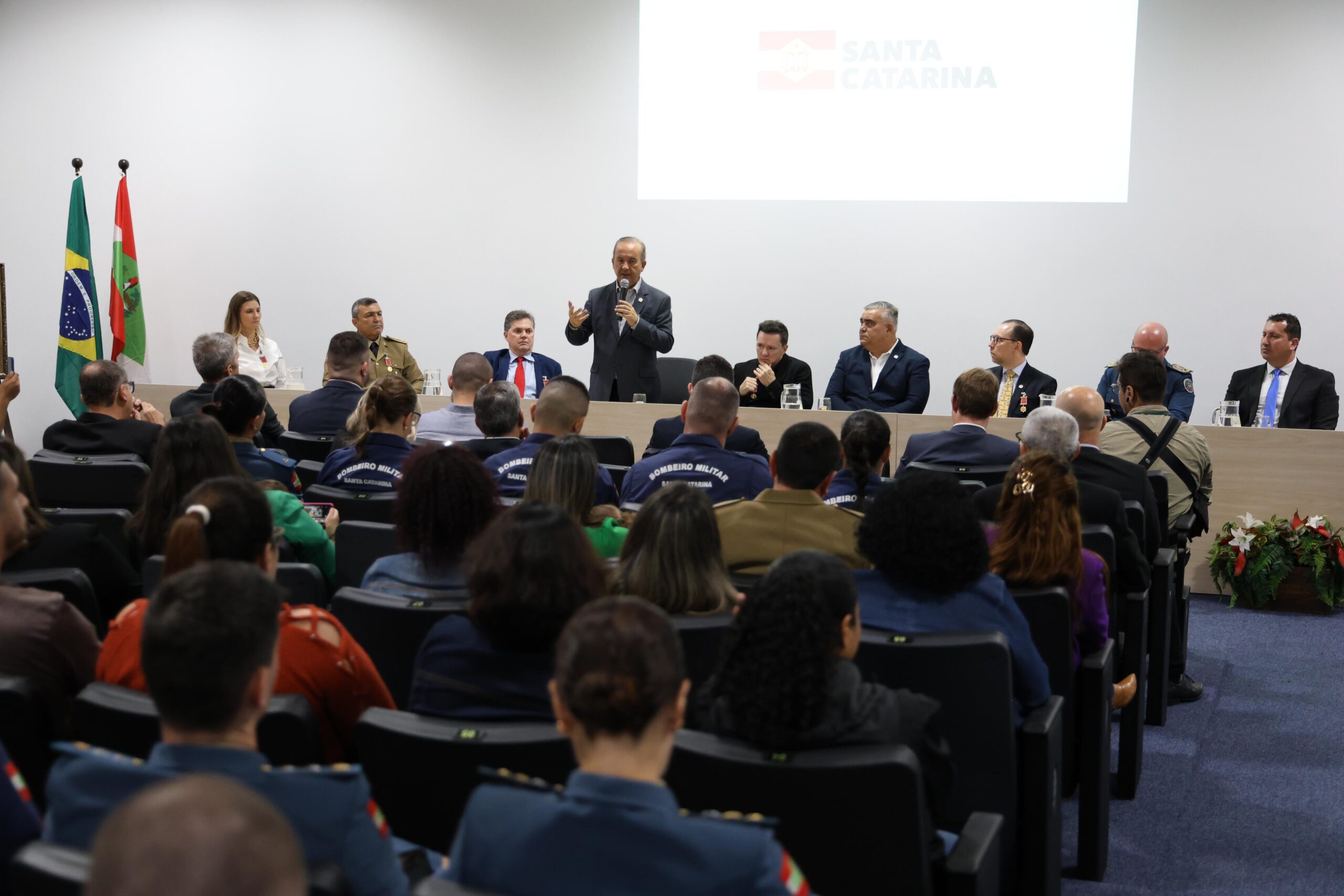 Em solenidade da Segurança Pública, governador anuncia investimentos e é homenageado com Medalha de Mérito