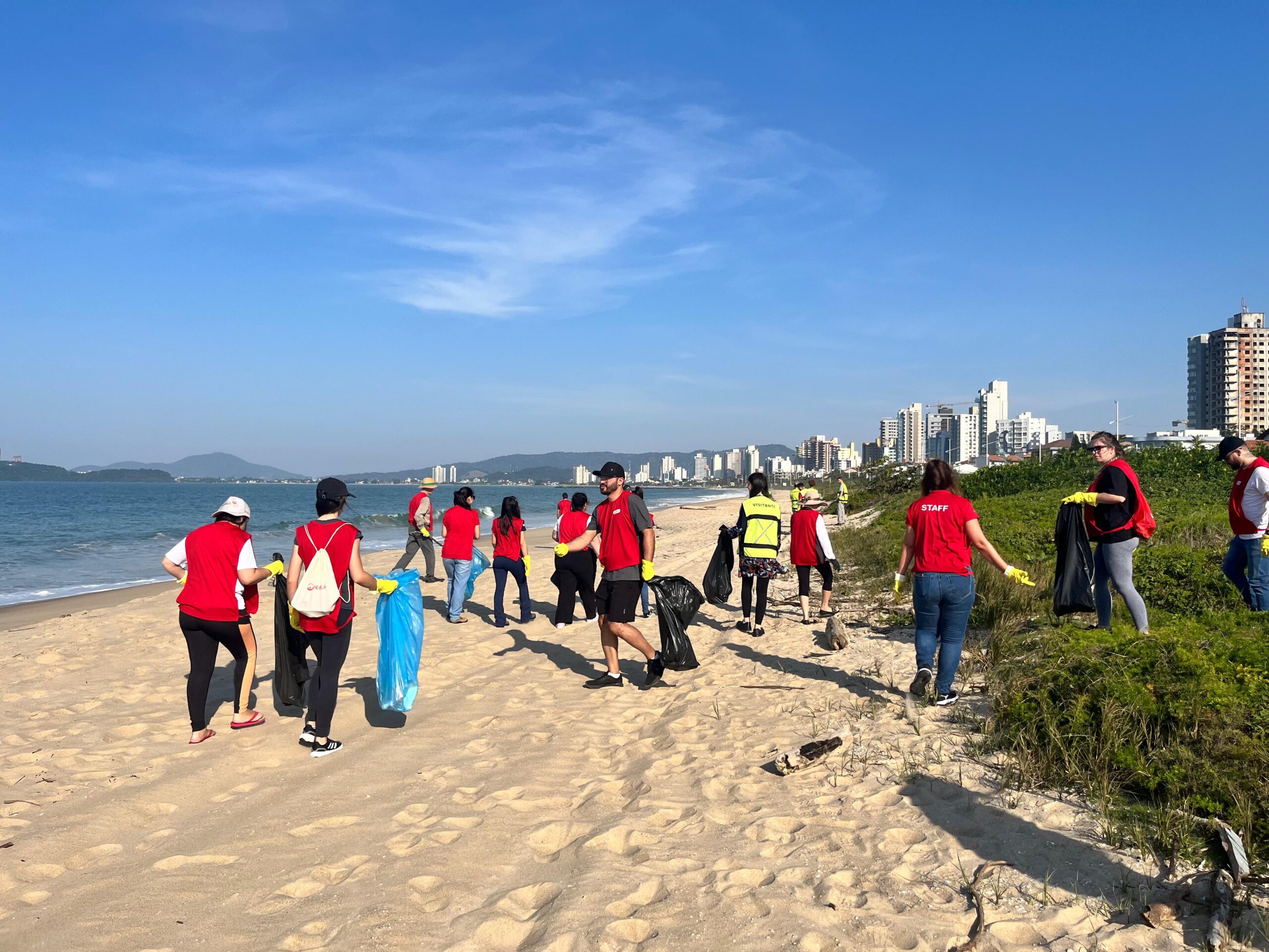 Mais de 50 voluntários realizaram a limpeza da praia de Balneário Piçarras