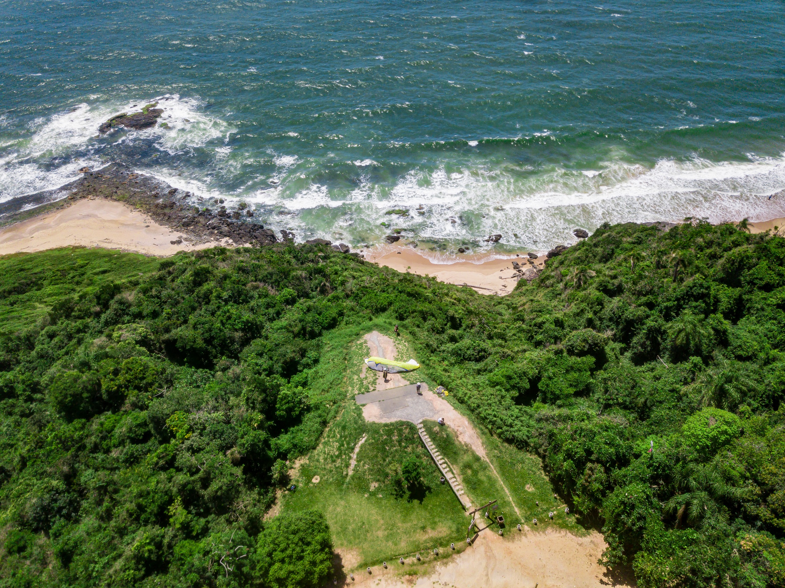 Voluntários realizam mutirão de limpeza na Praia Vermelha