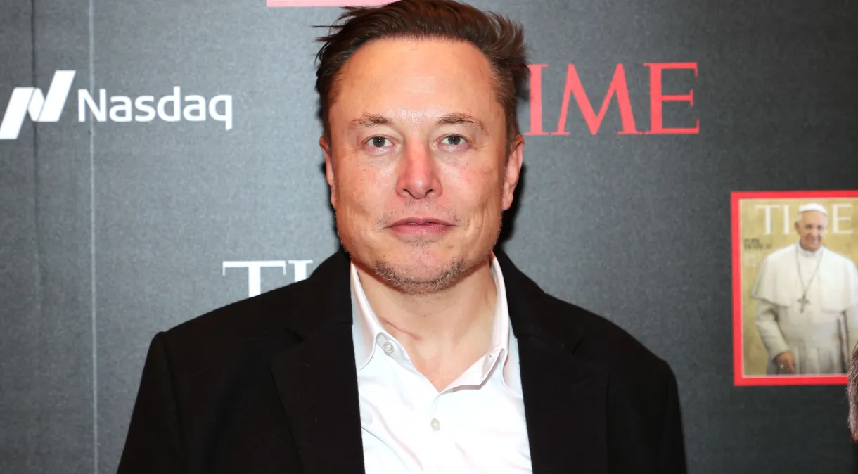 Por que Elon Musk vai banir o uso de iPhones e Macs em suas empresas?