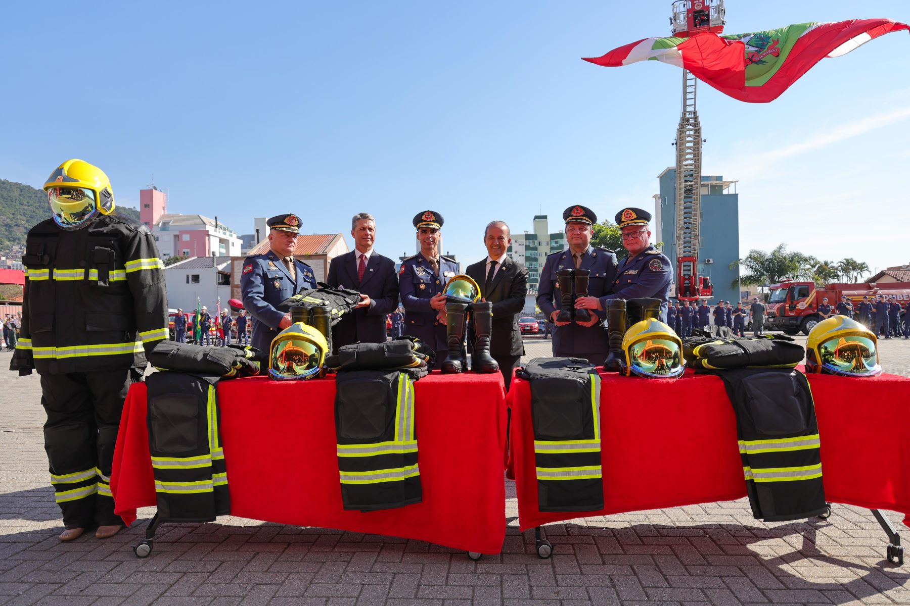 Governador entrega equipamentos e medalhas em cerimônia de homenagem a bombeiros militares que atuaram no RS