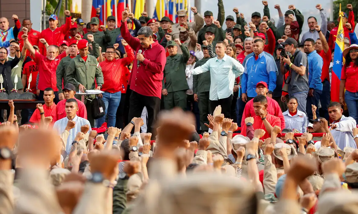 Há 25 anos inserido no contexto político venezuelano, Maduro é reeleito presidente