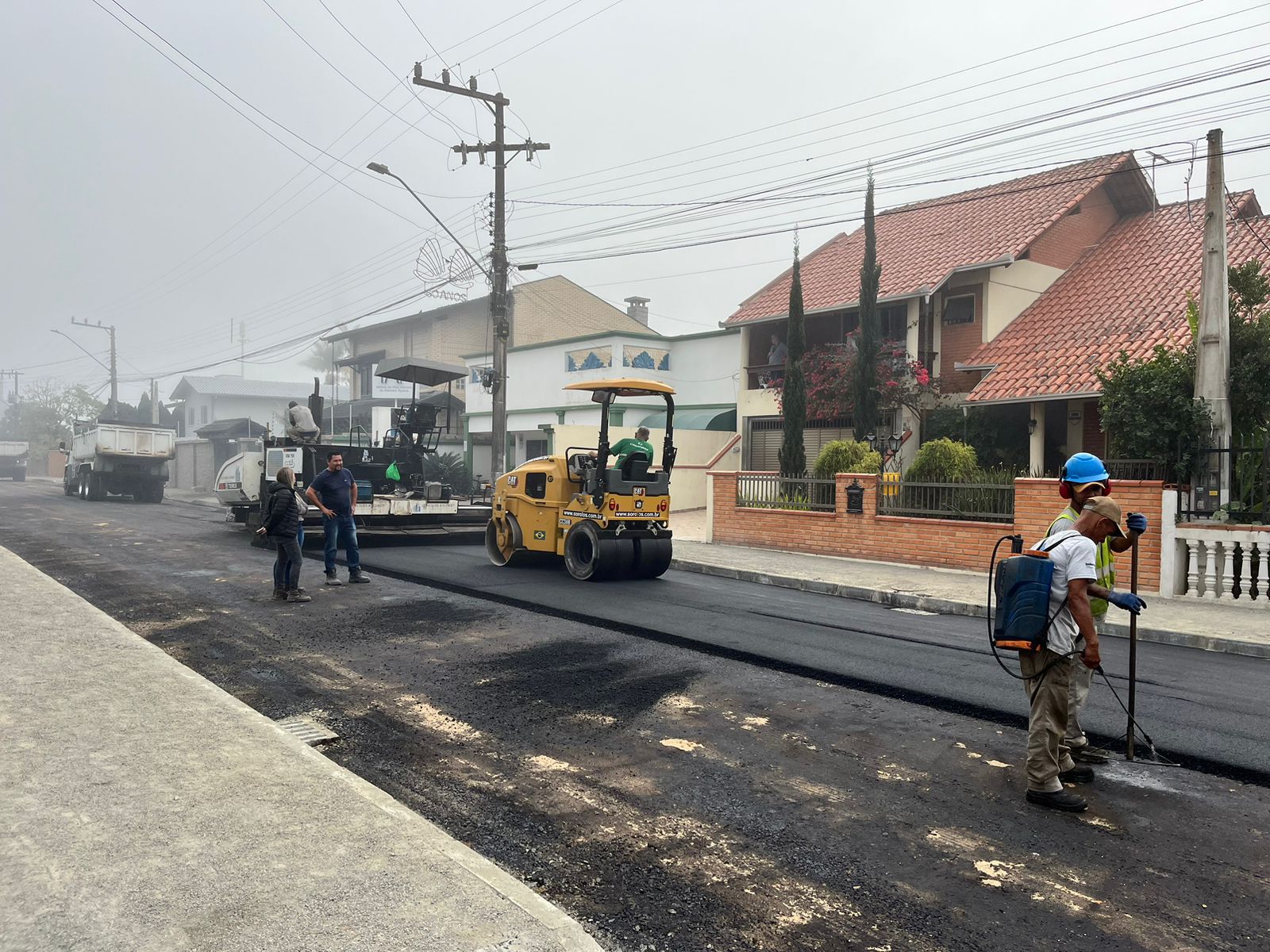 Balneário Piçarras: Rua Eulálio da Trindade recebe pavimentação asfáltica