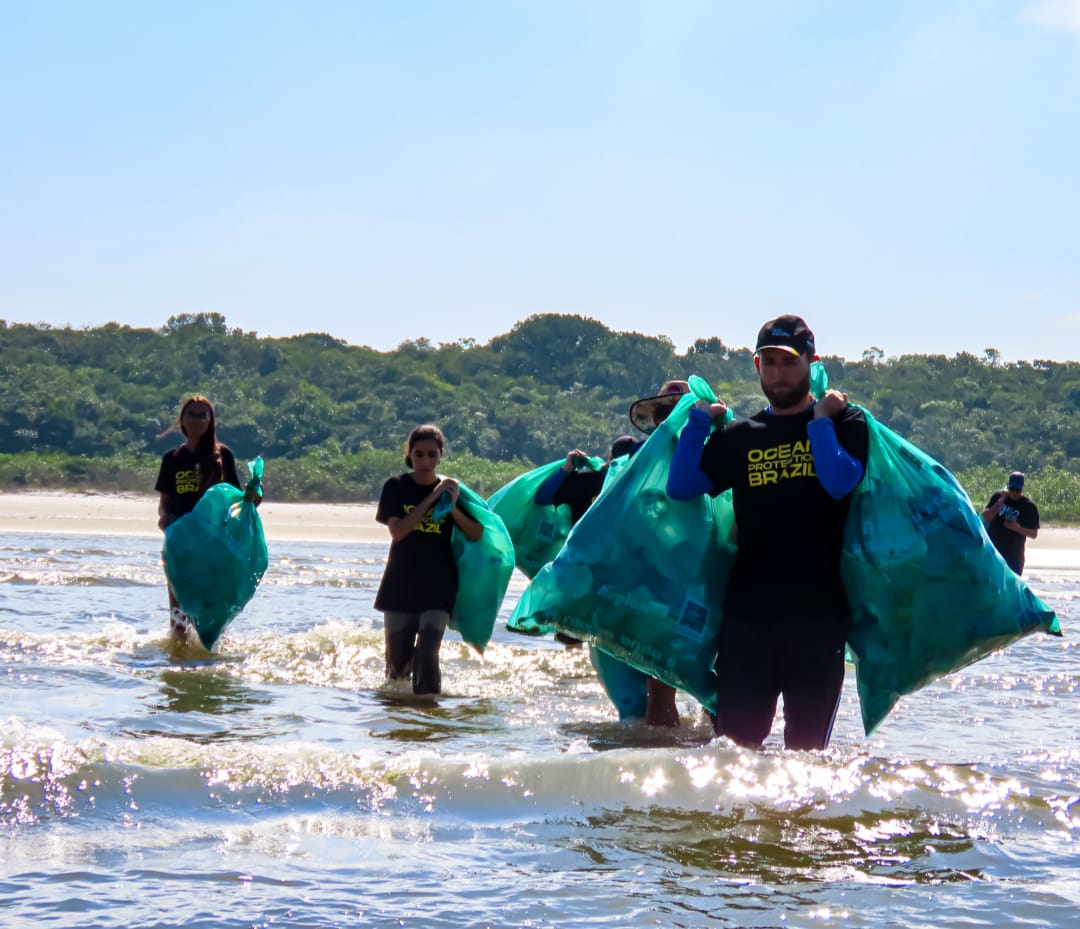 Expedição vai transformar lixo recolhido nas praias de Santa Catarina e Paraná em acessórios para Surf