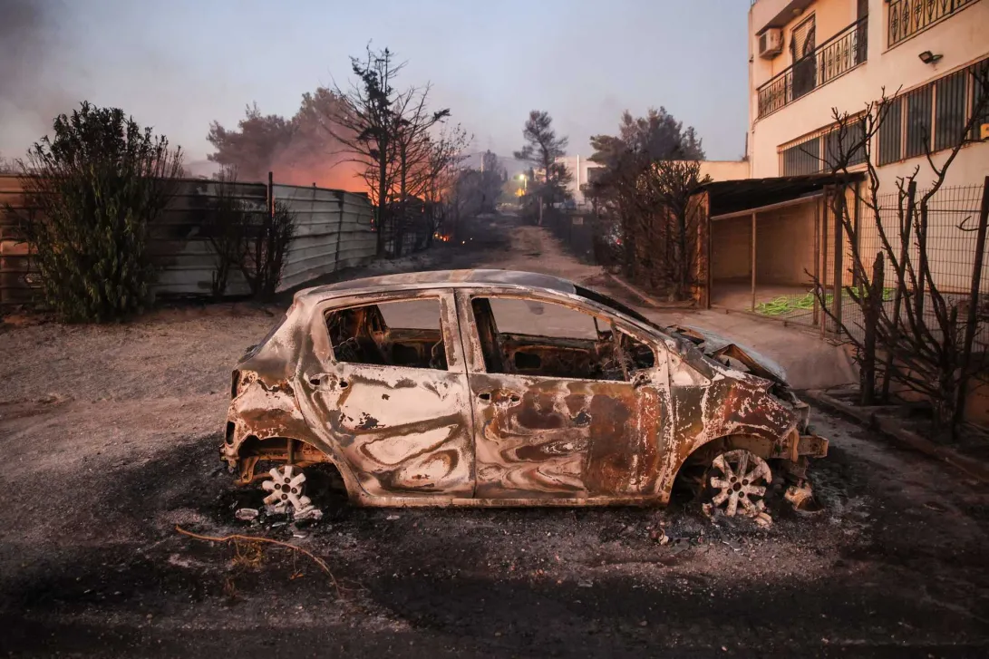 UE envia reforços: “Grande incêndio” assola arredores de Atenas