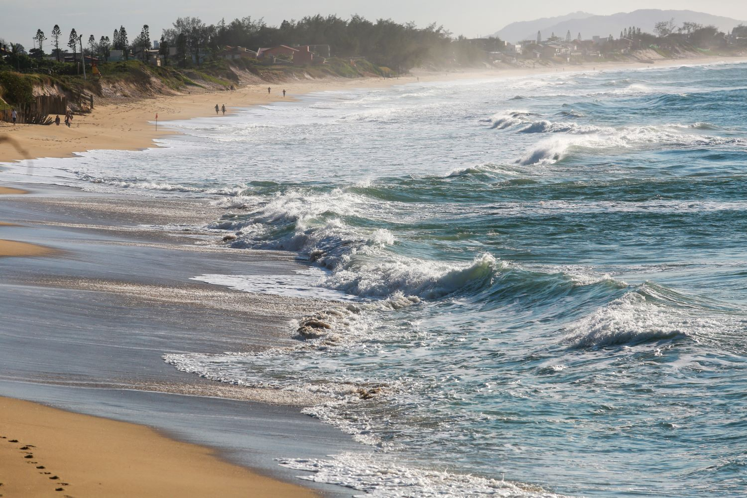 Passagem de ciclone extratropical pode provocar ressaca e ondas com picos de até cinco metros no Litoral de SC