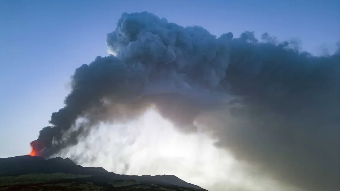 Vulcão Etna entra em atividade e fecha aeroporto na Sicília