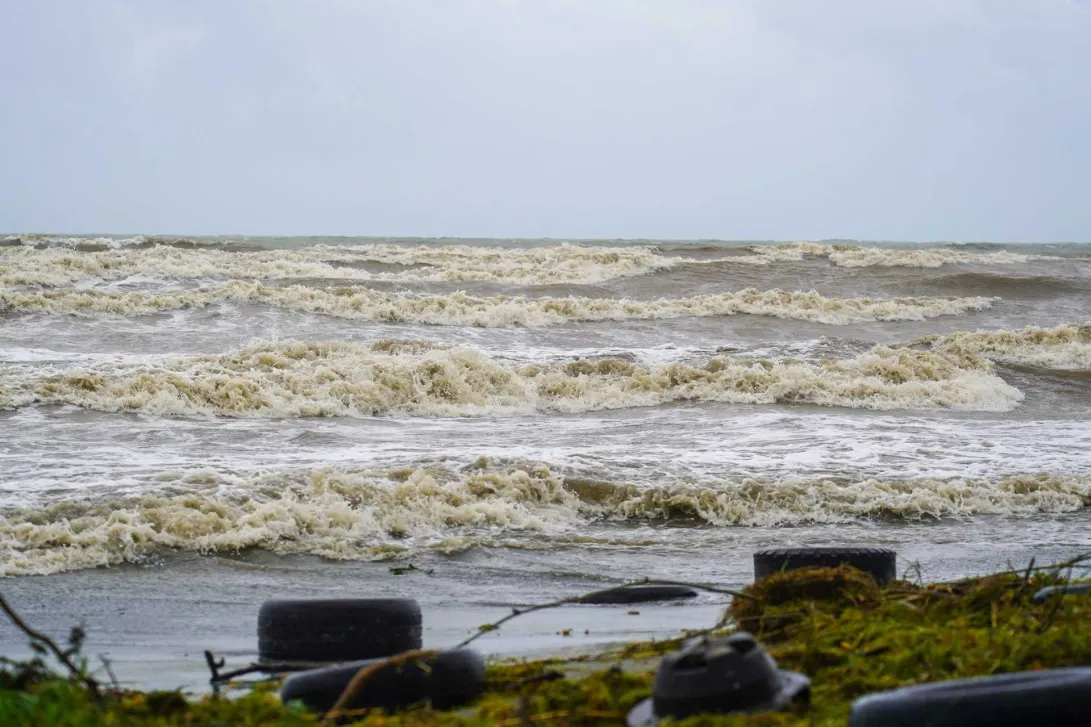 Tempestade tropical Ernesto volta a ser furacão e afasta-se das Bermudas, há pelo menos um morto