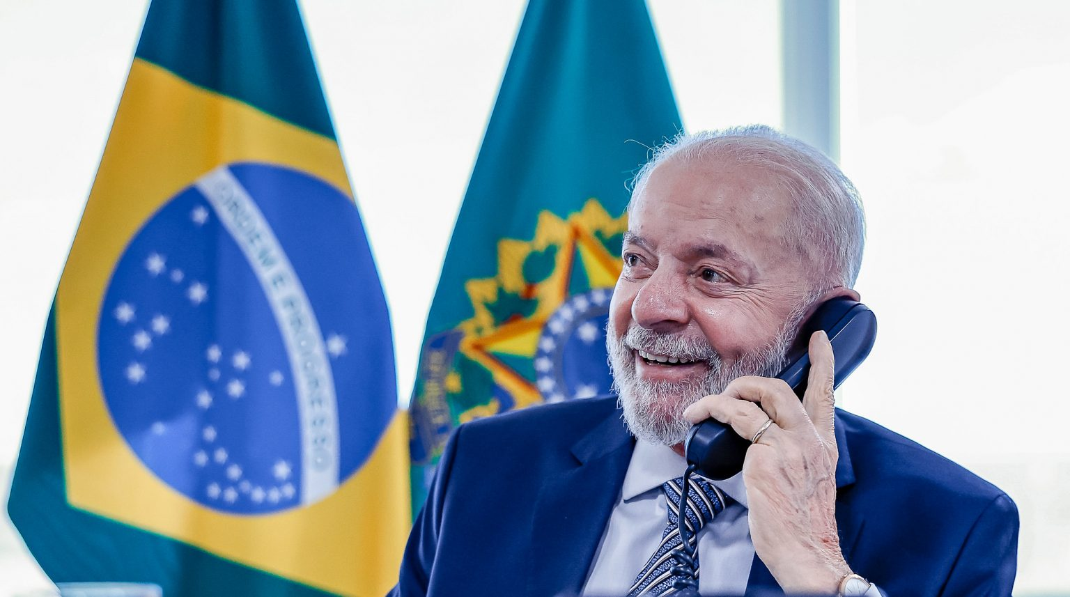 Lula conversa por telefone com o ex-presidente dos Estados Unidos Bill Clinton