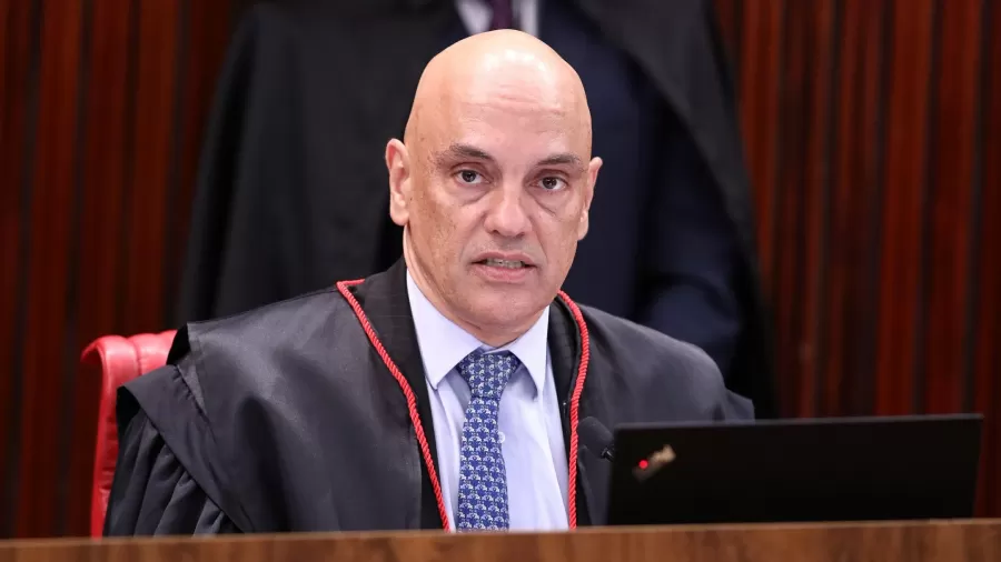 Alexandre de Moraes determina suspensão da rede social X no Brasil