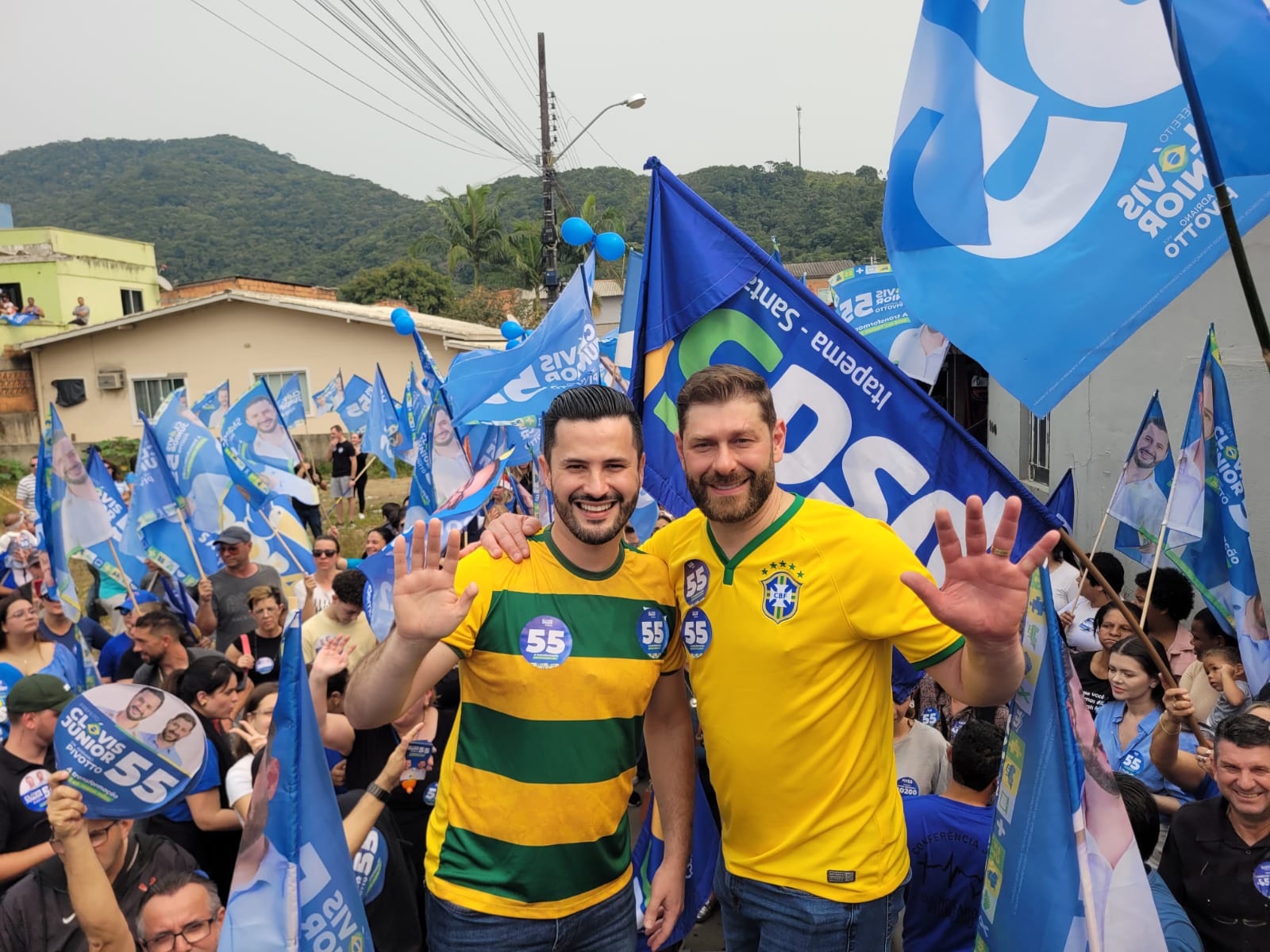 “Onda Azul do 55” toma conta do bairro Tabuleiro, na campanha de Clóvis Júnior e Pivotto em Itapema