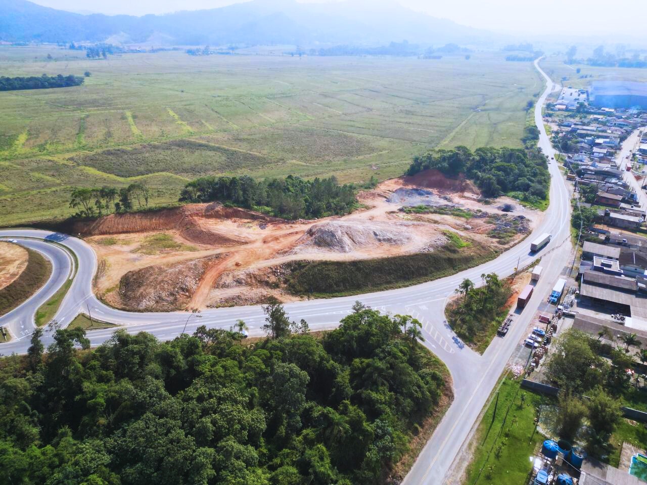 Obras causam bloqueio temporário na BR-470 nesta quinta-feira (12)