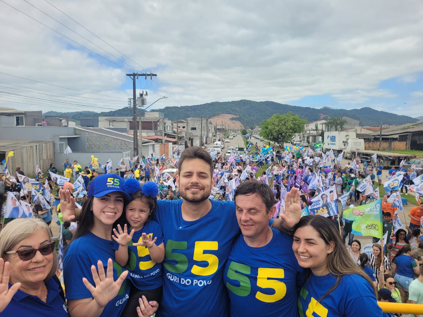 “Osmar Teixeira” intensifica campanha com grande caminhada no bairro ‘Santa Regina’ na manhã deste domingo