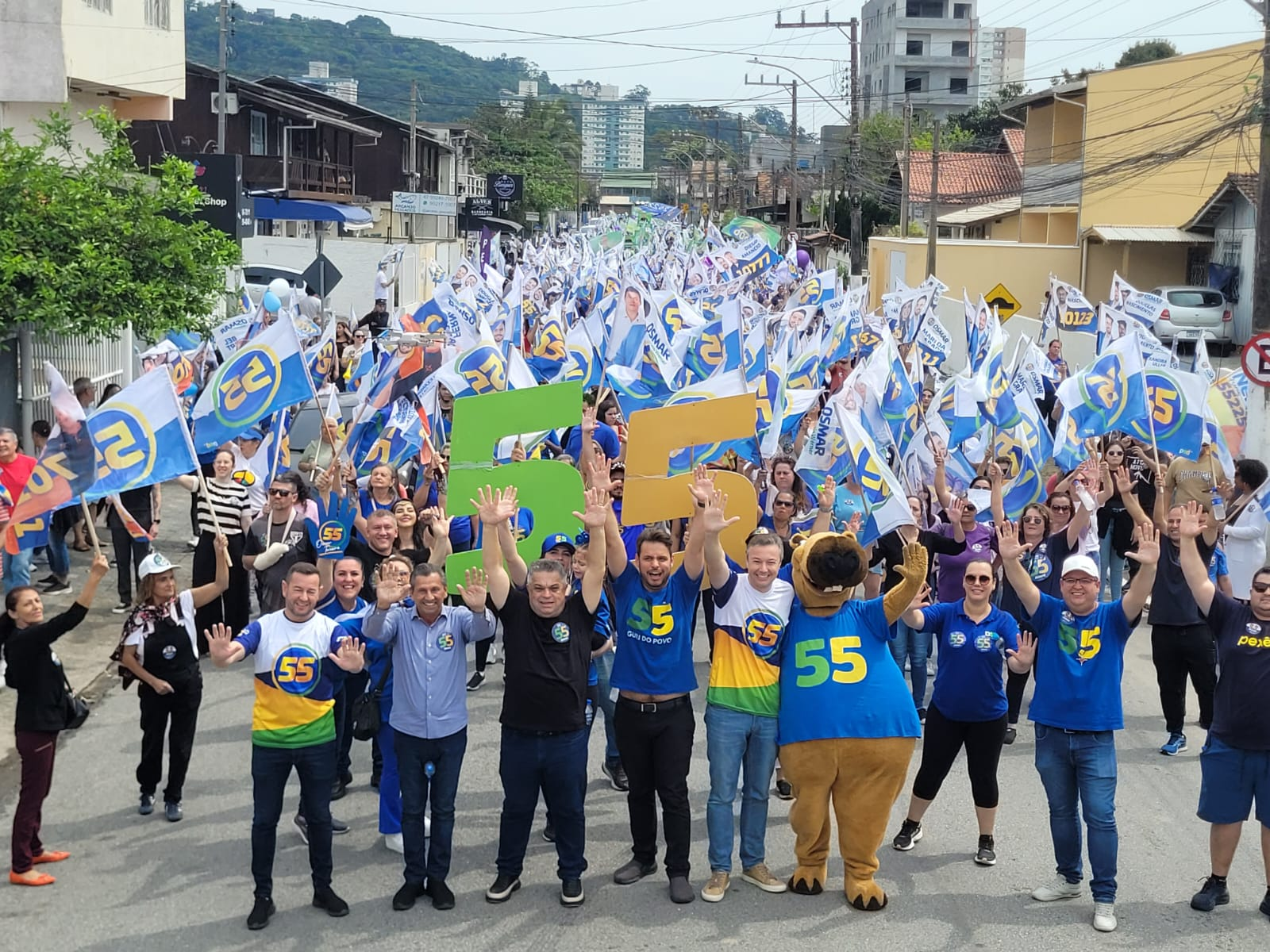 Liderando as pesquisas. “Osmar Teixeira” realiza a maior caminhada eleitoral no bairro Fazenda, com a presença de ‘João Rodrigues’, prefeito de Chapecó