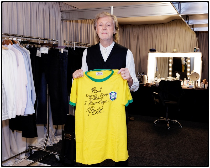 “Paul McCartney “recebe camisa assinada por ‘Pelé’