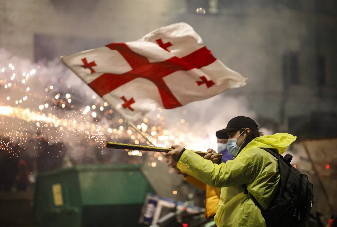 Protestos “não dão sinais de parar”. Cinco manifestantes detidos e 20 polícias feridos na Geórgia